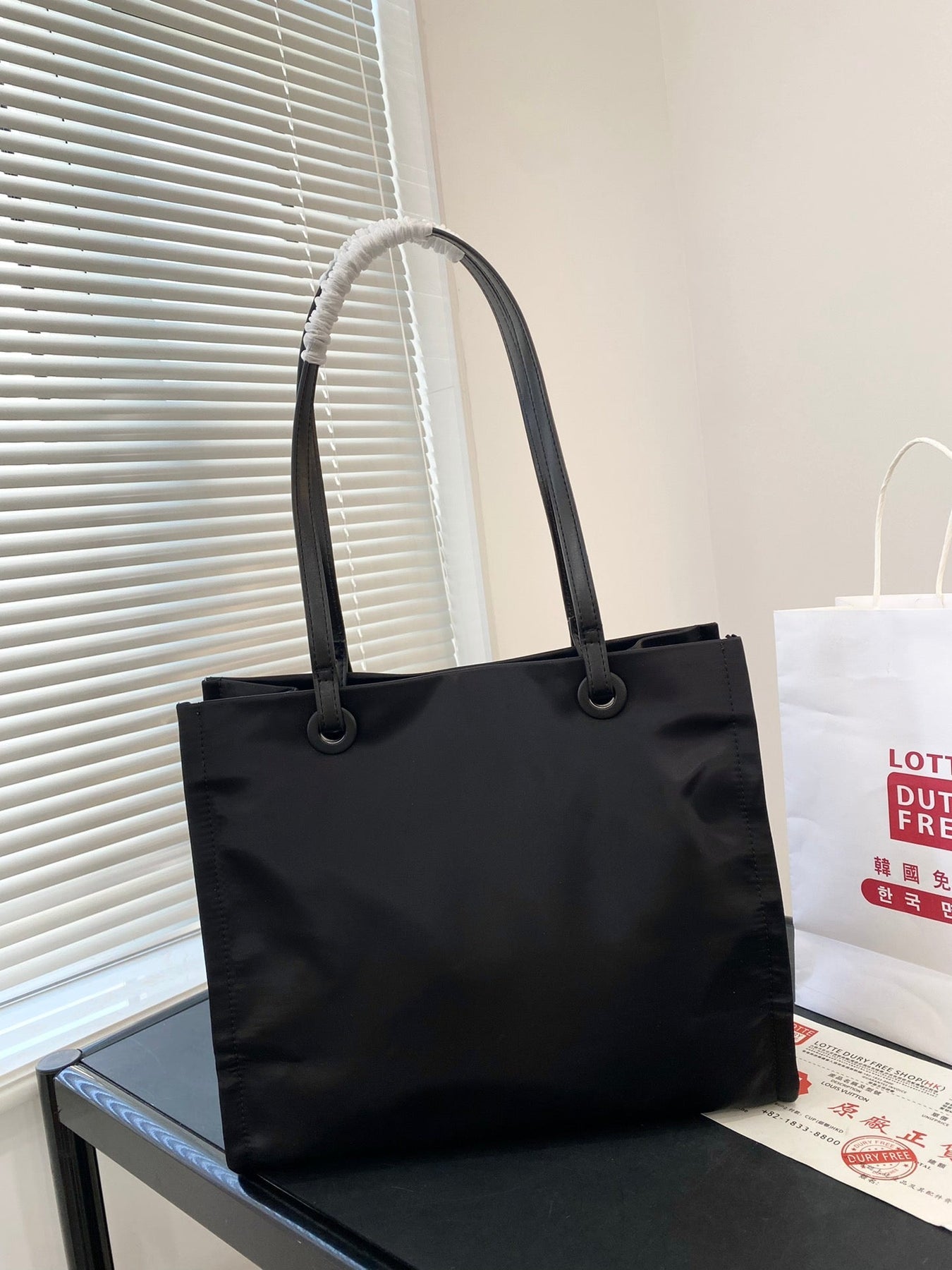 MEDIUM TOTE BAG 36 IN BLACK RE-NYLON FABRIC