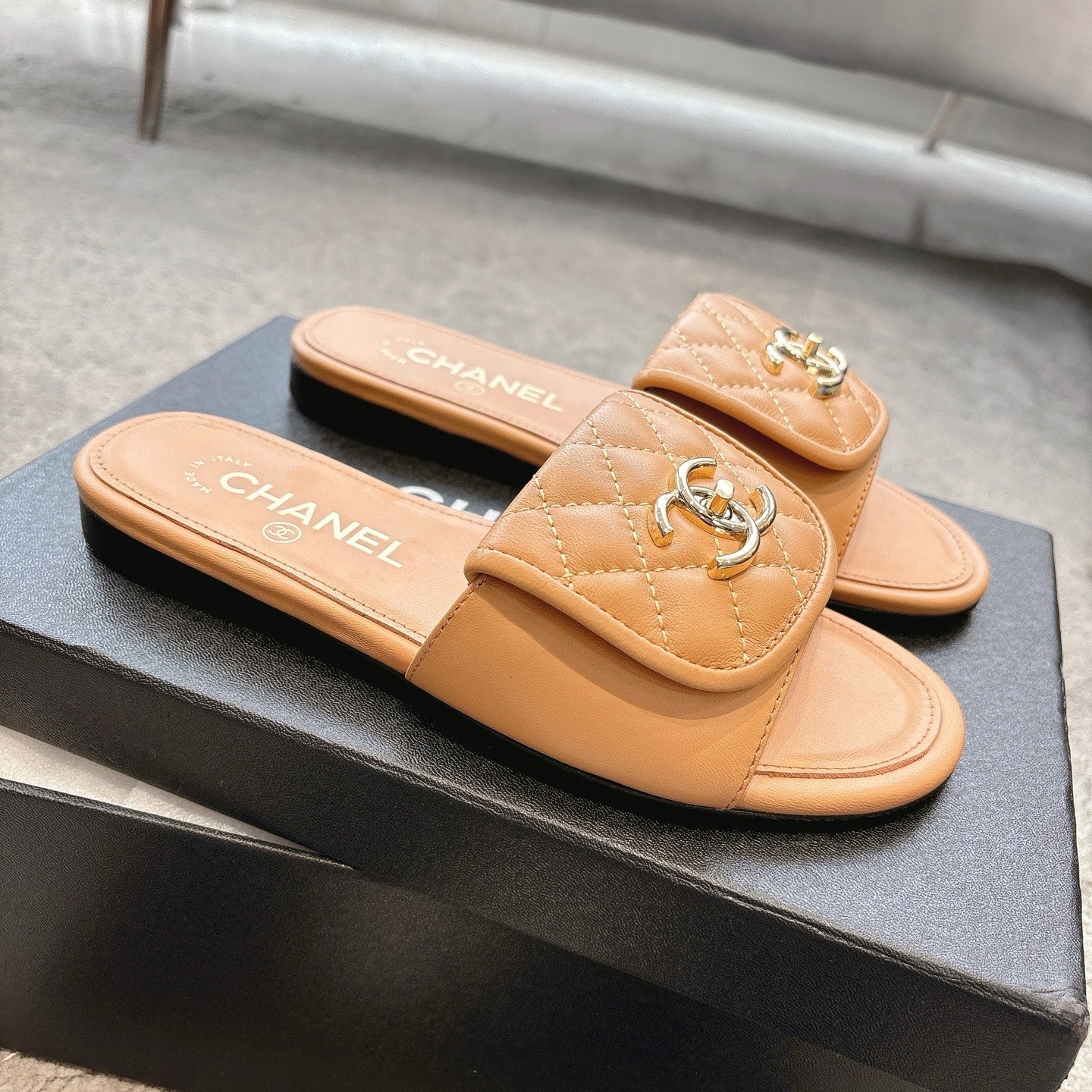 PLATFORM SLIPPERS LOGO IN YELLOW ORANGE LAMBSKIN