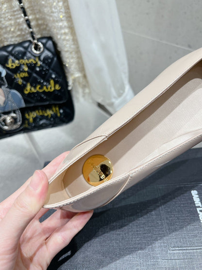 BALLERINA FLATS IN BEIGE CREAM PATENT CALFSKIN