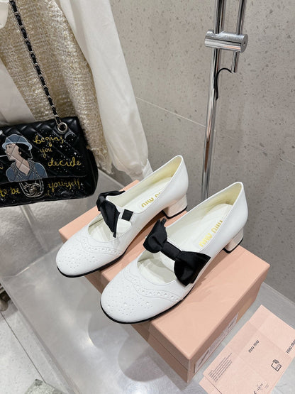 MARY JANE MID HEEL PUMPS IN WHITE PATENT LAMBSKIN WITH BOW