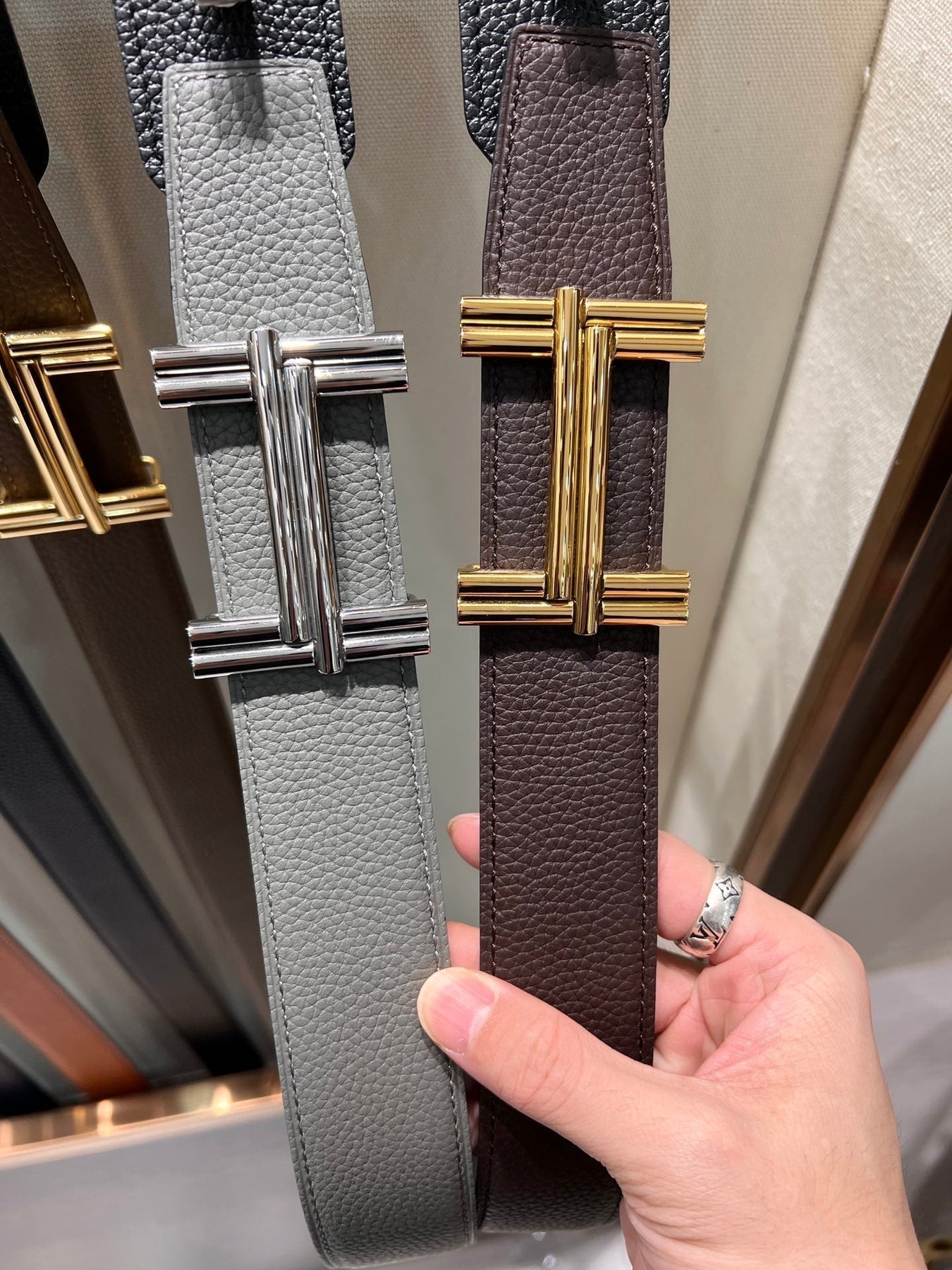 HM TRAVERSE BELT BUCKLE & REVERSIBLE CHOCOLATE BROWN AND BLACK LEATHER STRAP 38 MM GOLD HARDWARE