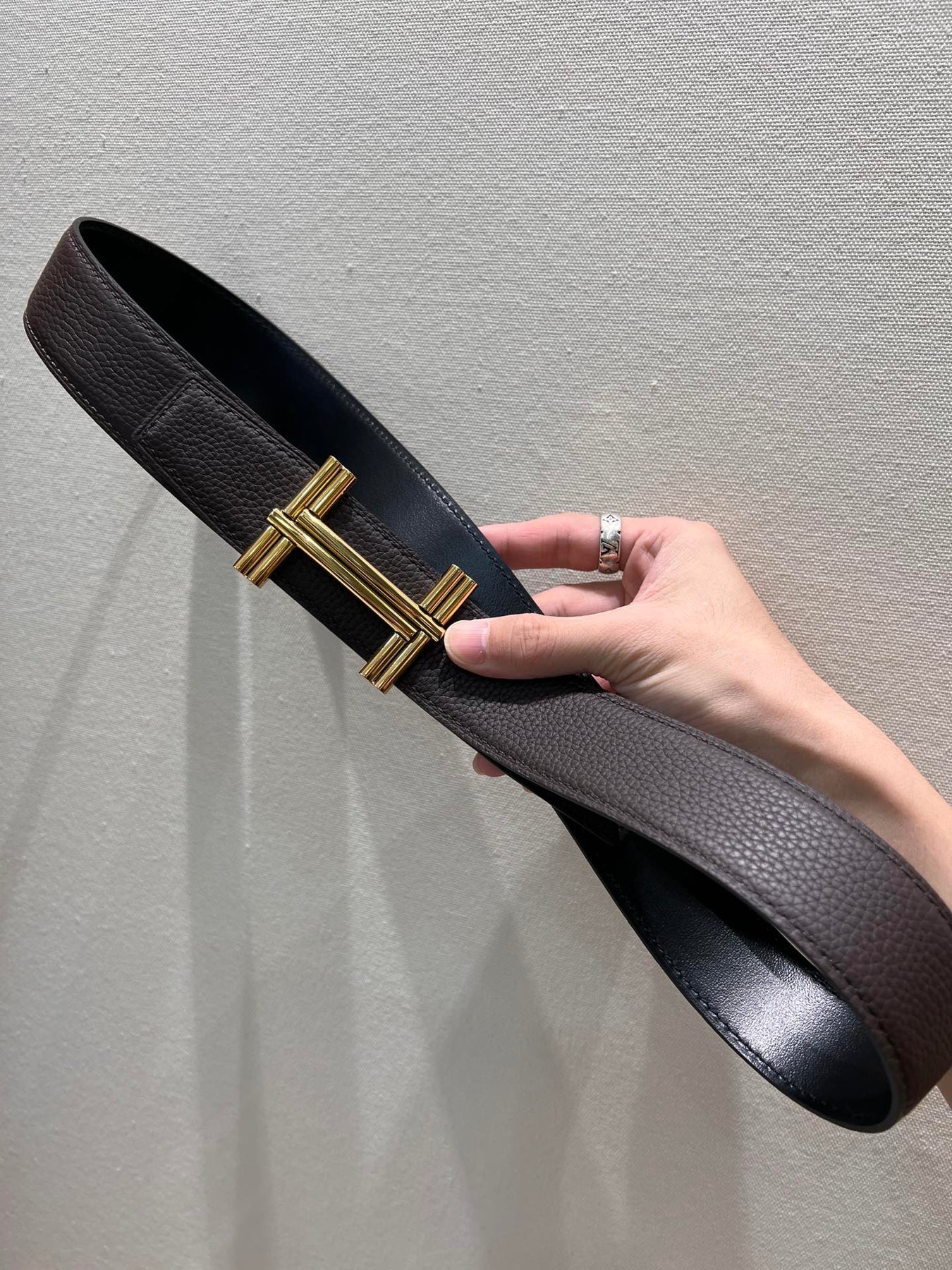 HM TRAVERSE BELT BUCKLE & REVERSIBLE CHOCOLATE BROWN AND BLACK LEATHER STRAP 38 MM GOLD HARDWARE