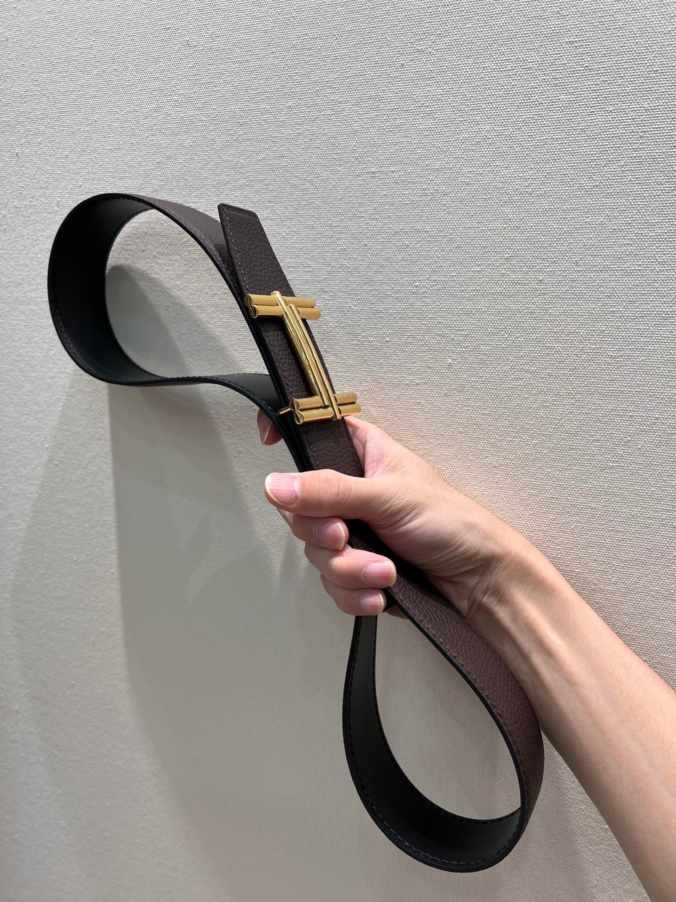 HM TRAVERSE BELT BUCKLE & REVERSIBLE CHOCOLATE BROWN AND BLACK LEATHER STRAP 38 MM GOLD HARDWARE