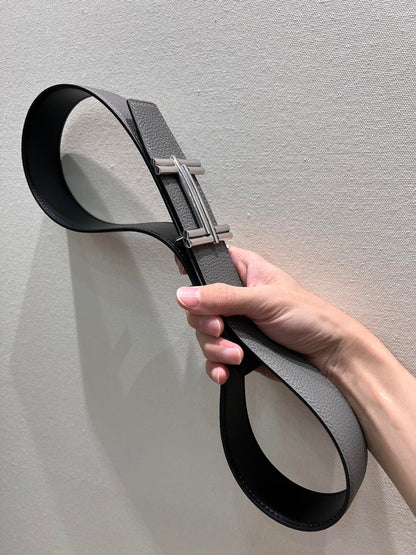 HM TRAVERSE BELT BUCKLE & REVERSIBLE GRAY AND BLACK LEATHER STRAP 38 MM SILVER HARDWARE