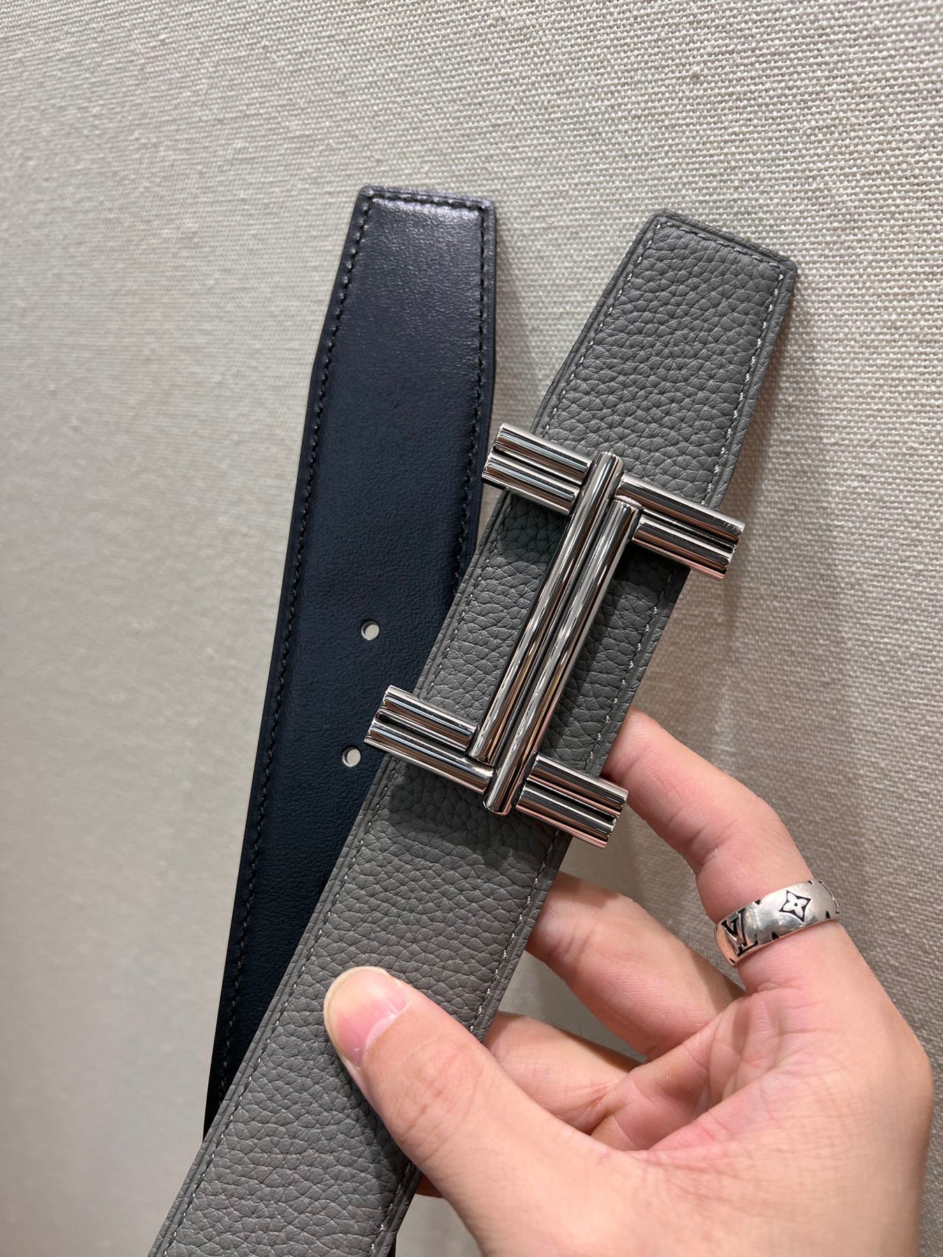 HM TRAVERSE BELT BUCKLE & REVERSIBLE GRAY AND BLACK LEATHER STRAP 38 MM SILVER HARDWARE