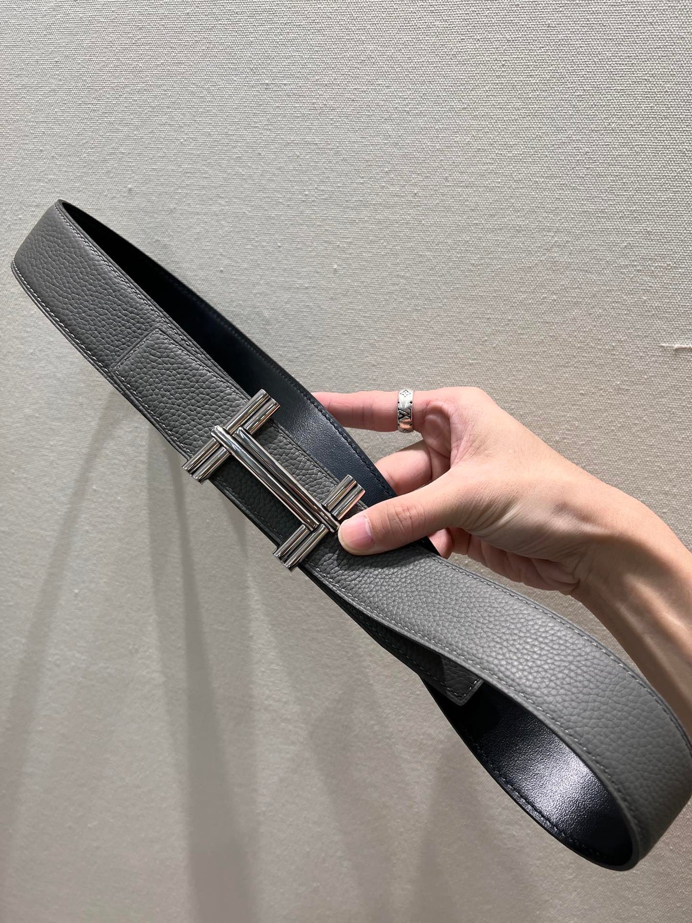 HM TRAVERSE BELT BUCKLE & REVERSIBLE GRAY AND BLACK LEATHER STRAP 38 MM SILVER HARDWARE