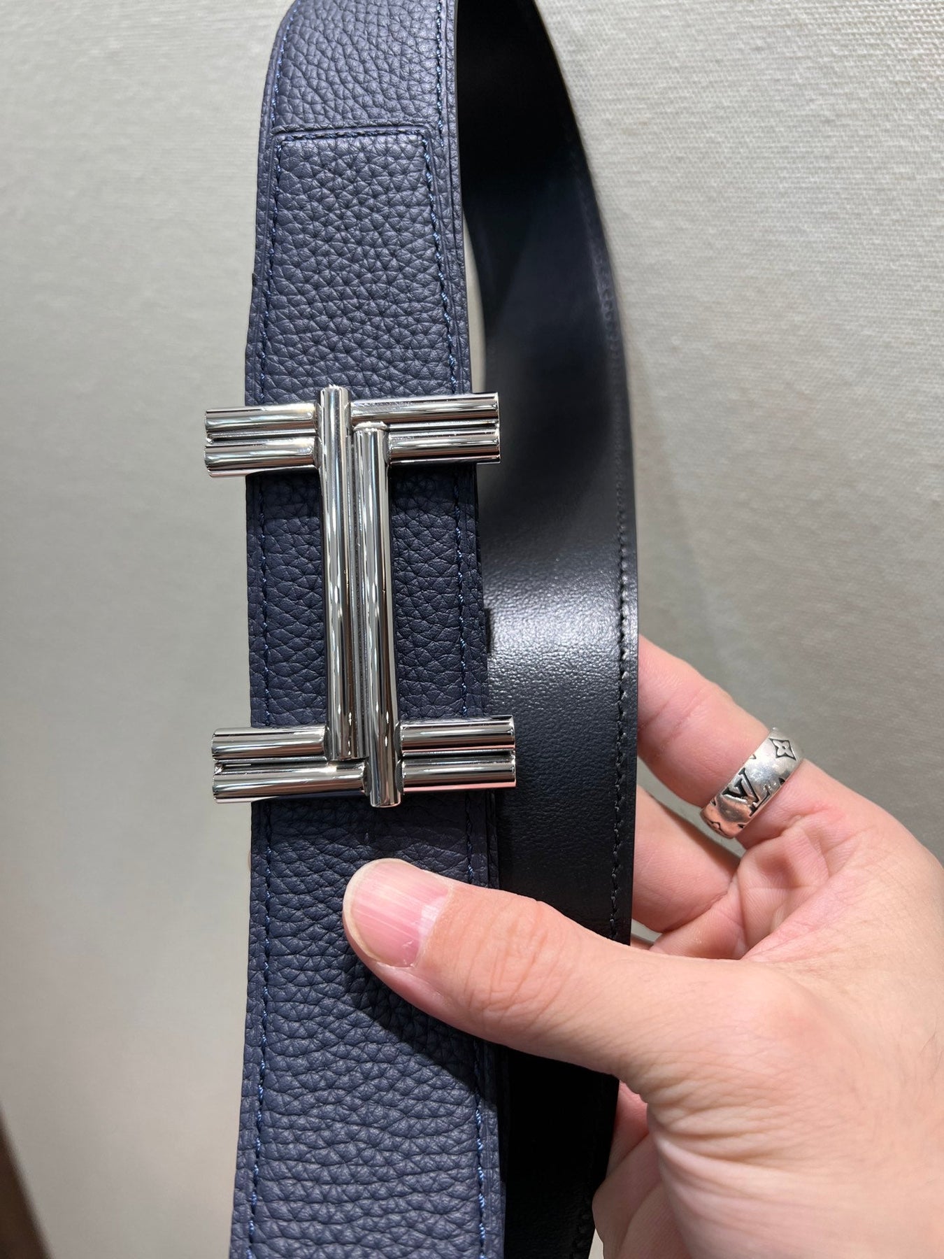 HM TRAVERSE BELT BUCKLE & REVERSIBLE NAVY BLUE LEATHER STRAP 38 MM SILVER HARDWARE