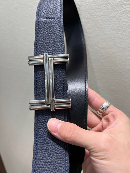 HM TRAVERSE BELT BUCKLE & REVERSIBLE NAVY BLUE LEATHER STRAP 38 MM SILVER HARDWARE