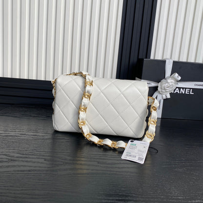 MEDIUM FLAP BAG 26 IN WHITE CALFSKIN GOLD DOUBLE C THICK CHAIN