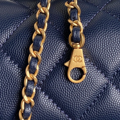 RETRO STYLE FLAP BAG 19 IN NAVY BLUE GRAINED CALFSKIN GOLD HARDWARE