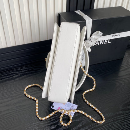 RETRO STYLE FLAP BAG 22 IN WHITE GRAINED CALFSKIN GOLD HARDWARE