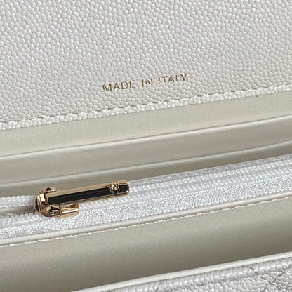 25C FLAP BAG 18 IN WHITE SHINY GRAINED CALFSKIN GOLD HARDWARE