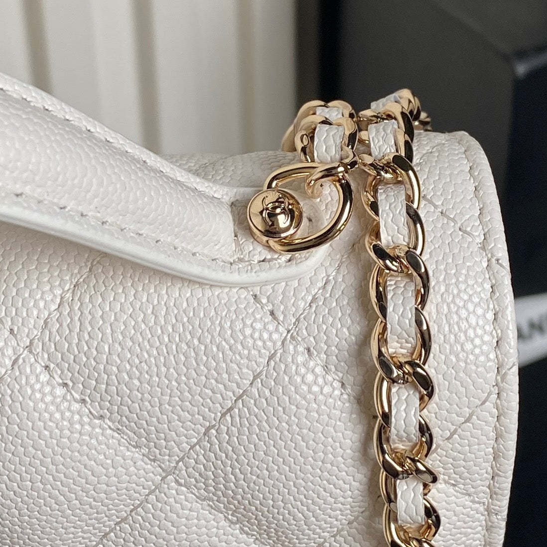 25C FLAP BAG 18 IN WHITE SHINY GRAINED CALFSKIN GOLD HARDWARE
