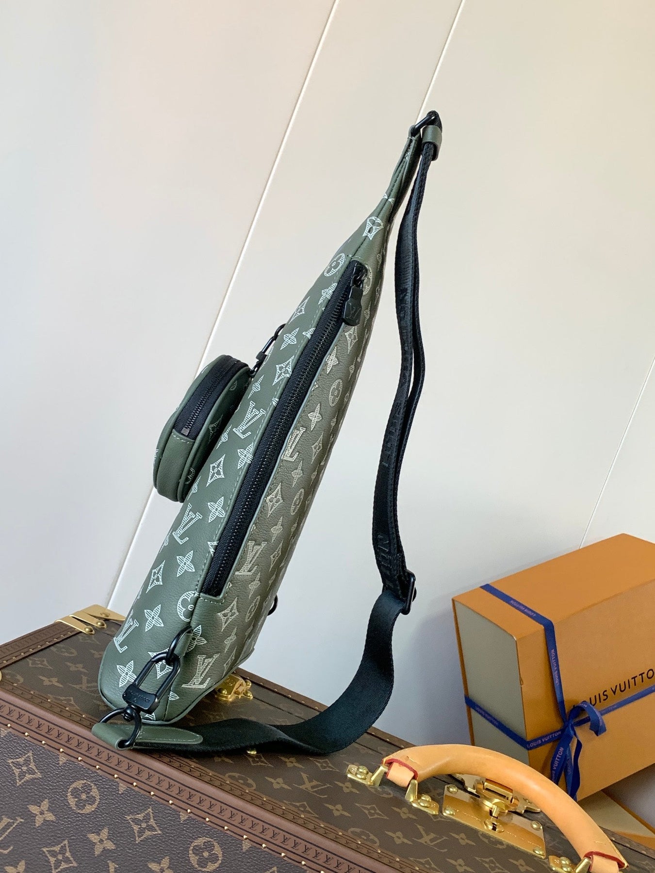 DUO CROSSBAG BAG 42 IN GREEN AND WHITE MONOGRAM SHADOW COWHIDE