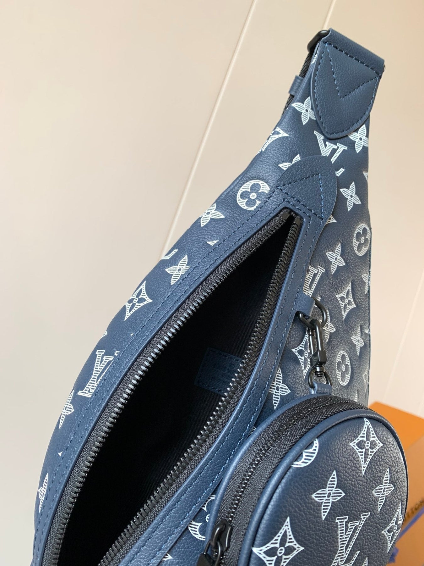 DUO CROSSBAG BAG 42 IN BLUE AND WHITE MONOGRAM SHADOW COWHIDE