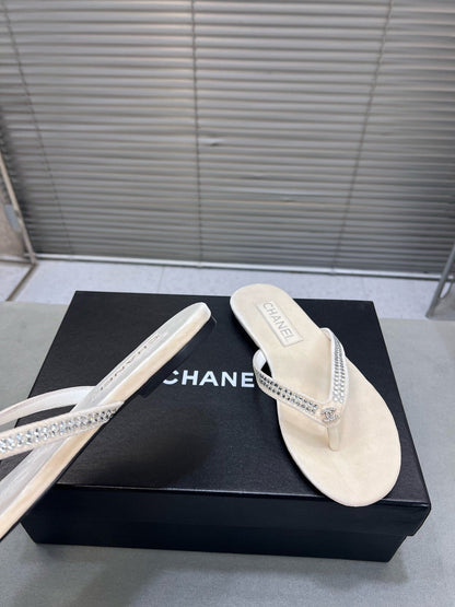 CRYSTAL THONG SANDAL IN WHITE CREAM SUEDE