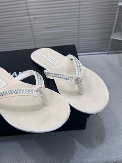 CRYSTAL THONG SANDAL IN WHITE CREAM SUEDE