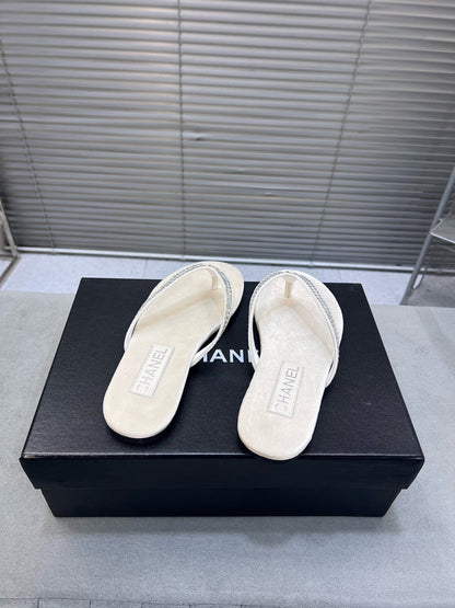 CRYSTAL THONG SANDAL IN WHITE CREAM SUEDE