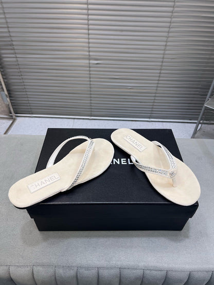 CRYSTAL THONG SANDAL IN WHITE CREAM SUEDE
