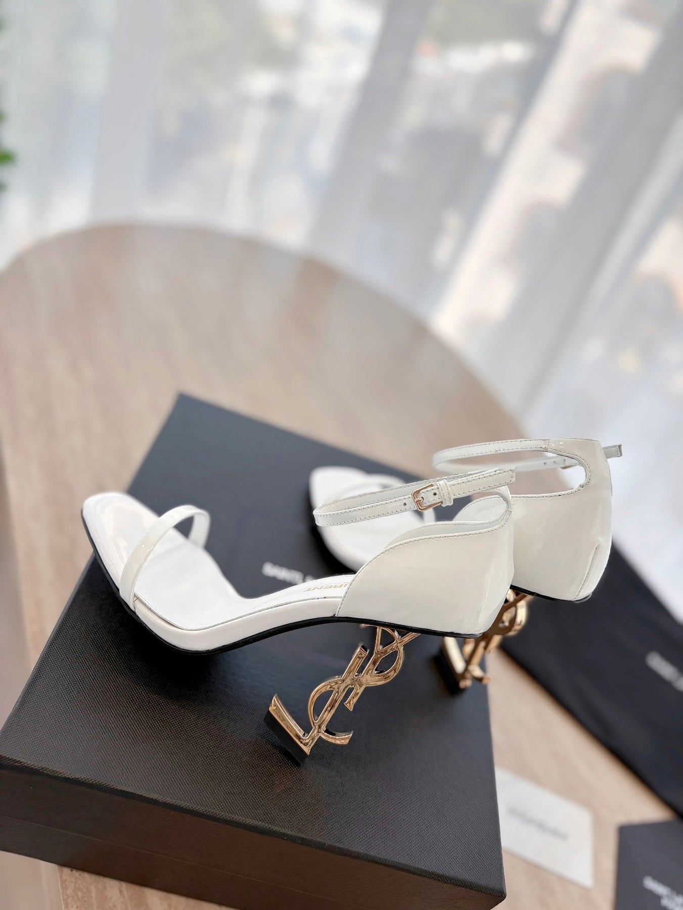 CLASSIC HIGH HEELS 10 CM IN WHITE PATENT CALFSKIN