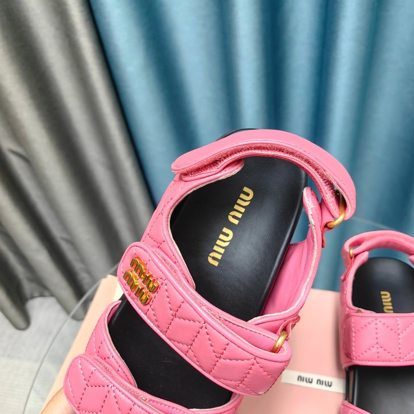 SANDALS BLACK MIX PINK SHEEPSKIN WITH HORIZONTAL STRAPS