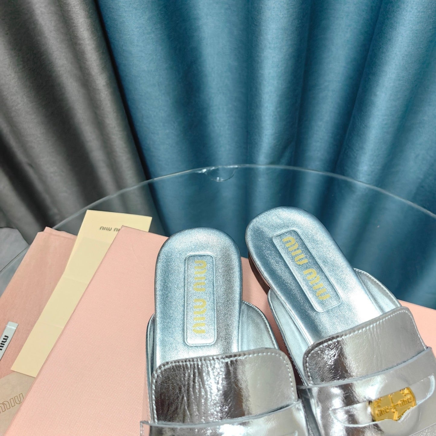 MULES SLIPPERS SILVER COWHIDE WITH GOLD COIN