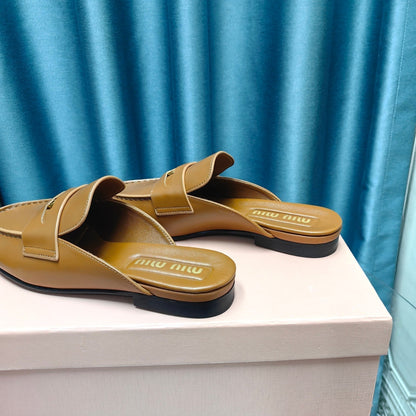 MULES SLIPPERS CARAMEL COWHIDE WITH GOLD COIN