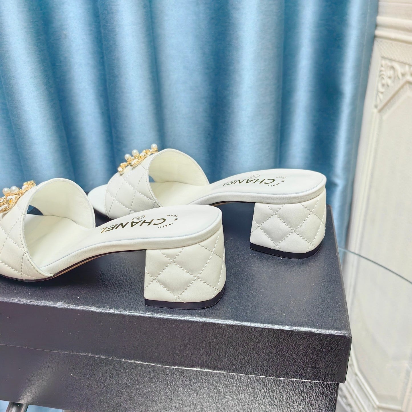 MULE SLIDE SANDAL IN WHITE LAMBSKIN