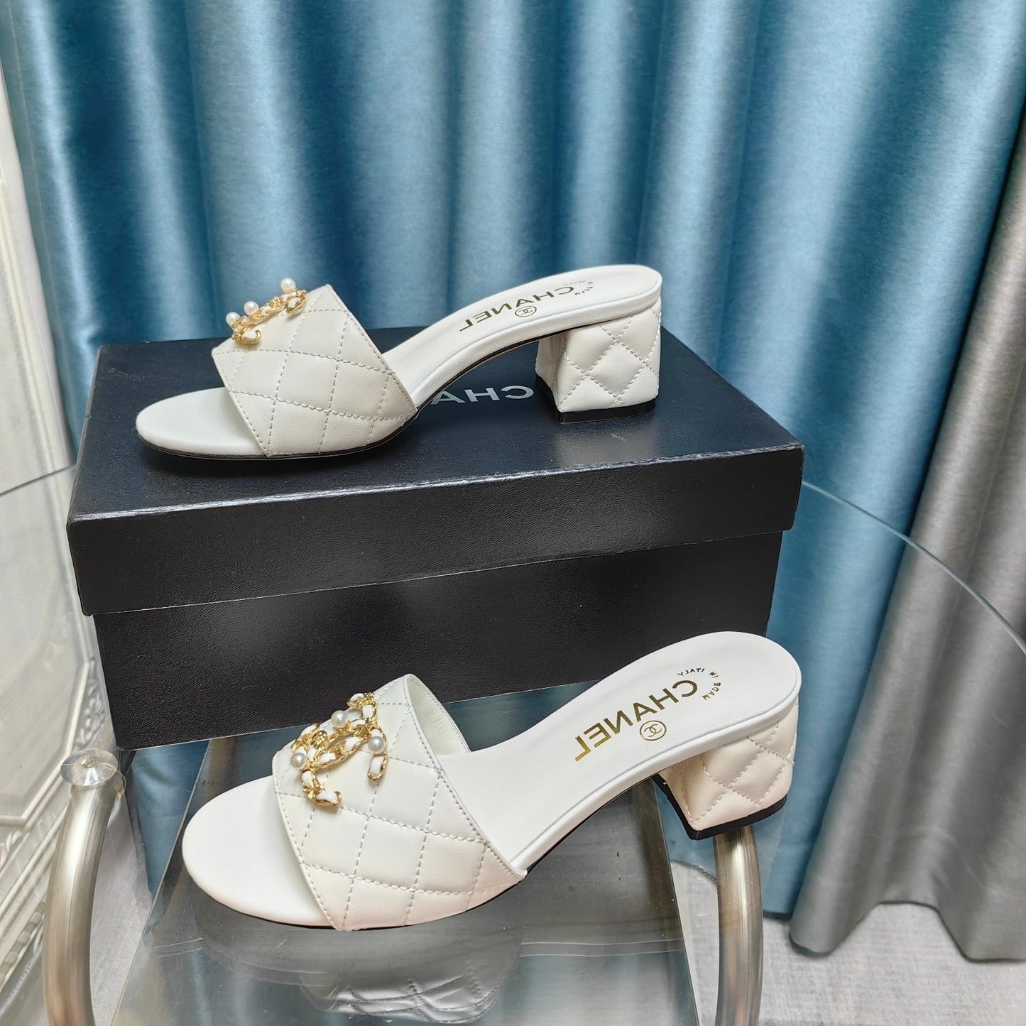 MULE SLIDE SANDAL IN WHITE LAMBSKIN