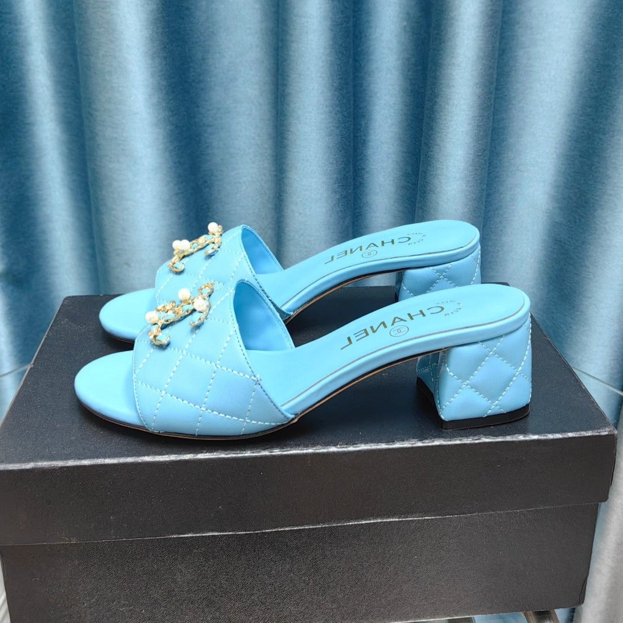MULE SLIDE SANDAL IN SKY BLUE LAMBSKIN