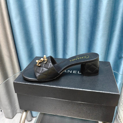 MULE SLIDE SANDAL IN BLACK LAMBSKIN