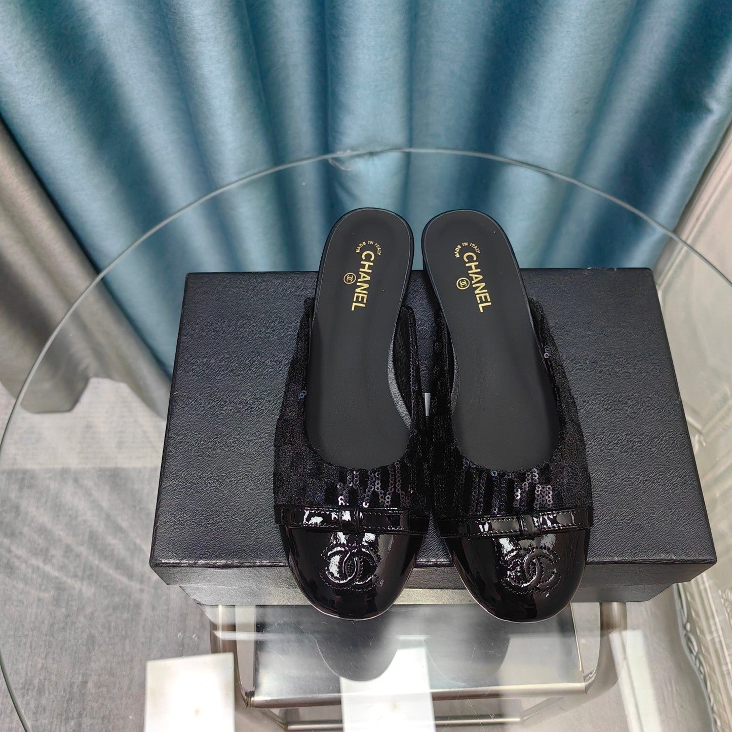 MULE IN BLACK SATIN AND LAMBSKIN