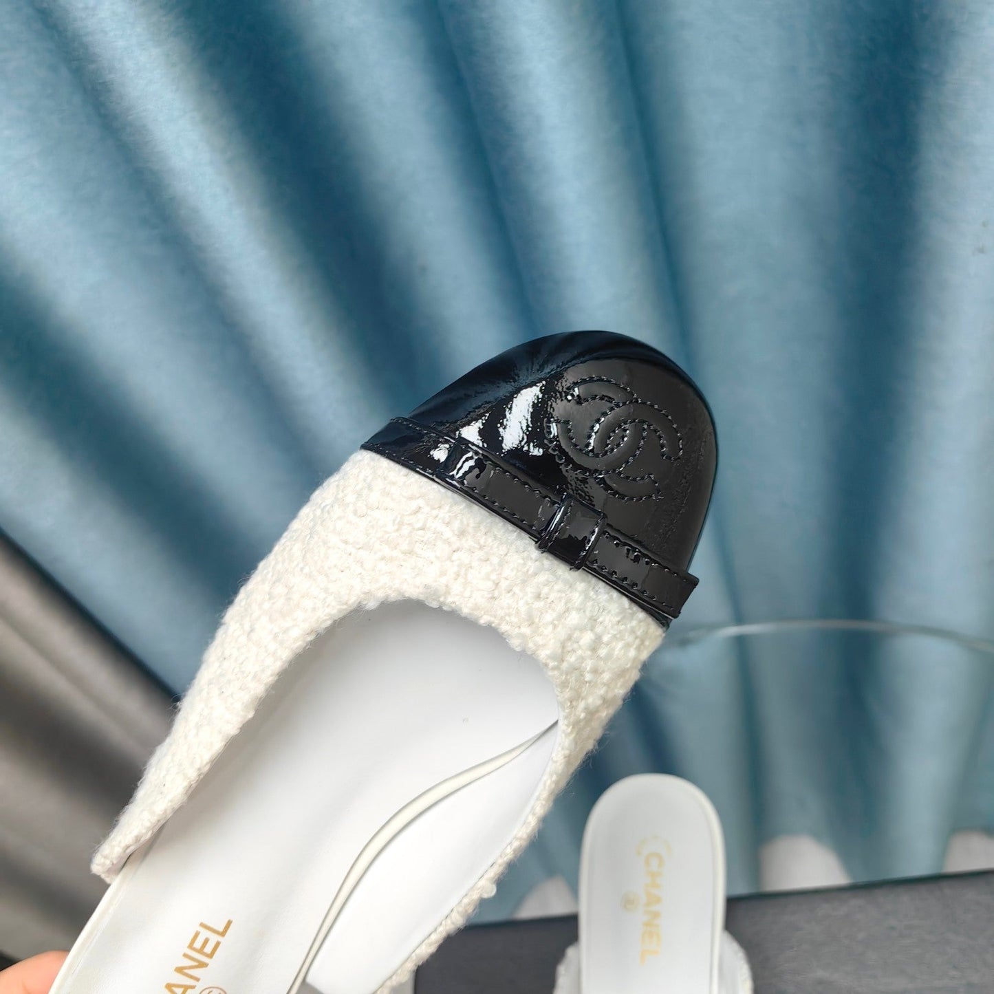 MULE IN WHITE TWEED AND BLACK LAMBSKIN