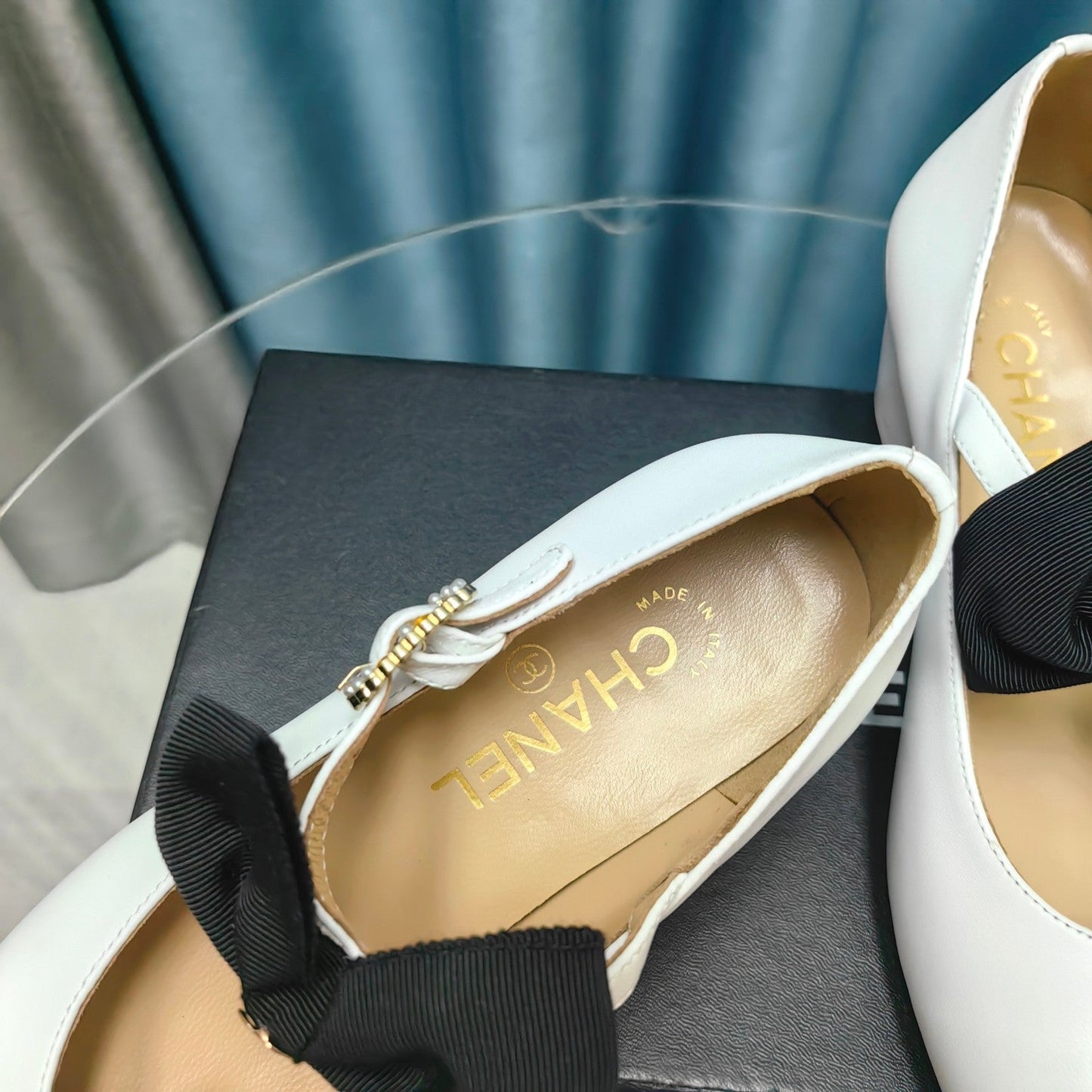HIGH MARY JANE SHOES WHITE SHEEPSKIN WITH BLACK BOW