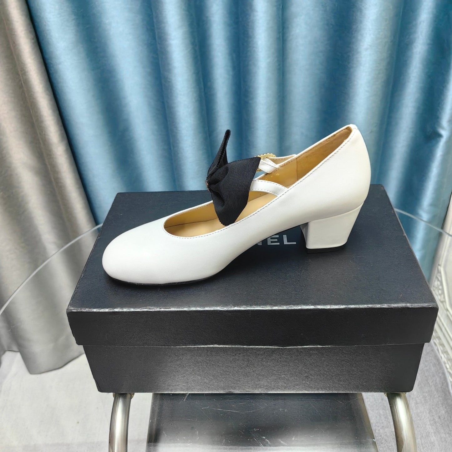 HIGH MARY JANE SHOES WHITE SHEEPSKIN WITH BLACK BOW