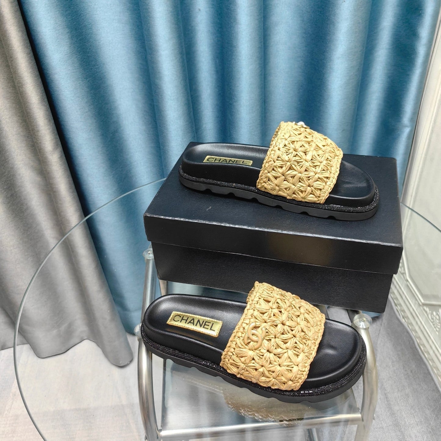 KNIT SLIPPERS IN DARK CREAM WOVEN SATIN AND BLACK SHEEPSKIN