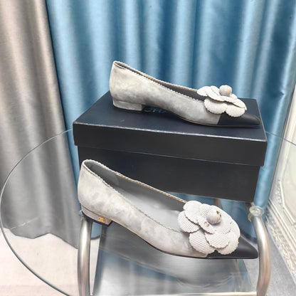 CC BALLET FLAT IN SPANISH GRAY SUEDE AND BLACK CALFSKIN WITH FLOWER
