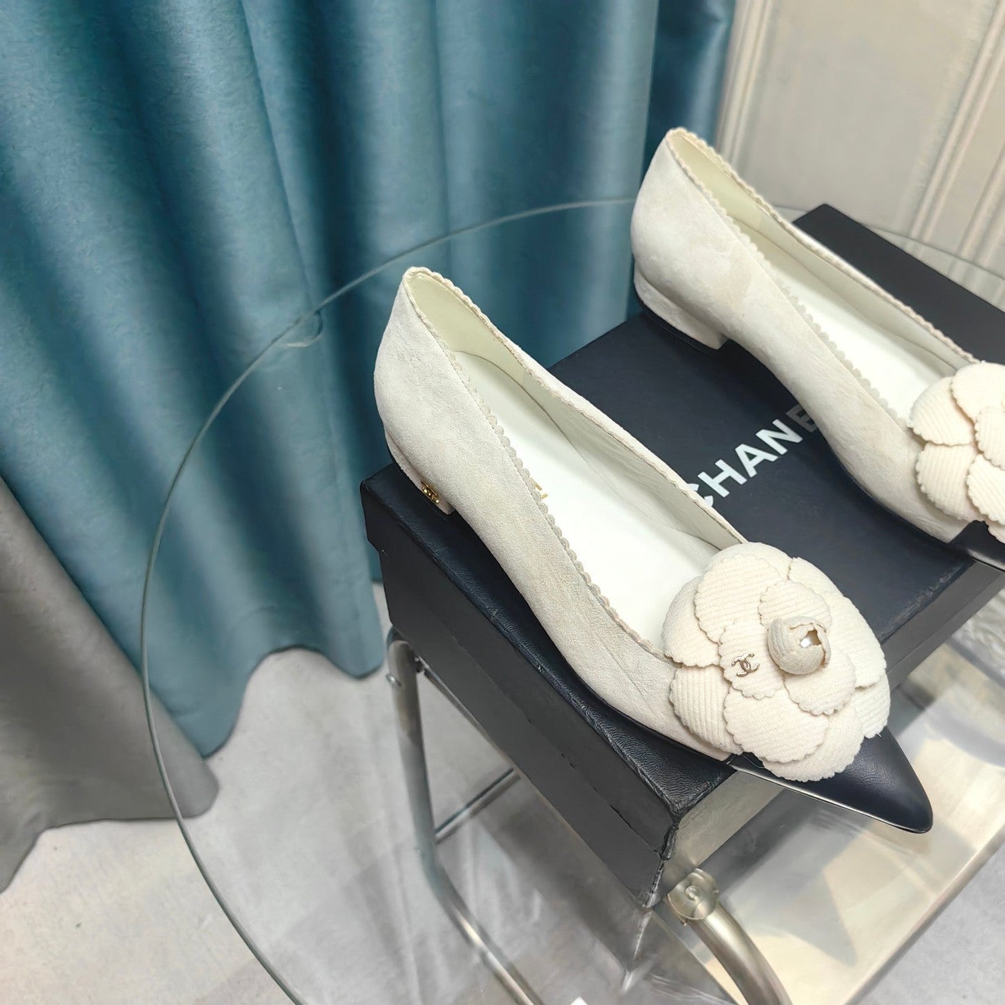 CC BALLET FLAT IN WHITE SUEDE AND BLACK CALFSKIN WITH FLOWER