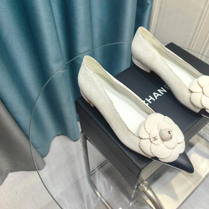 CC BALLET FLAT IN WHITE SUEDE AND BLACK CALFSKIN WITH FLOWER