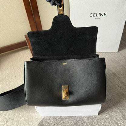 FLAP SHOULDER BAG 23 IN BLACK LAMBSKIN GOLD HARDWARE