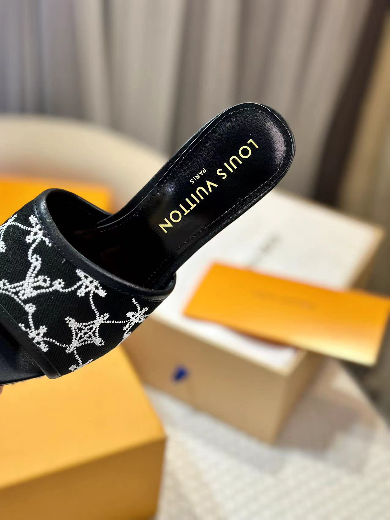 NEO REVIVAL HIGH MULE 95 MM IN BLACK EMBROIDERED FABRIC