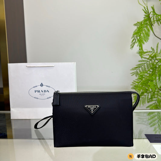 CLUTCH 25 IN BLACK RE-NYLON TRIANGLE LOGO