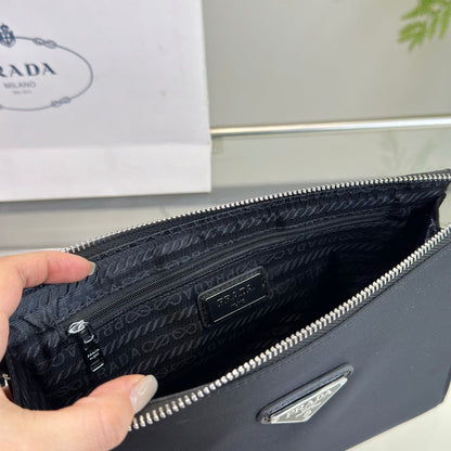 CLUTCH 25 IN BLACK RE-NYLON TRIANGLE LOGO