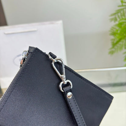 CLUTCH 25 IN BLACK RE-NYLON TRIANGLE LOGO