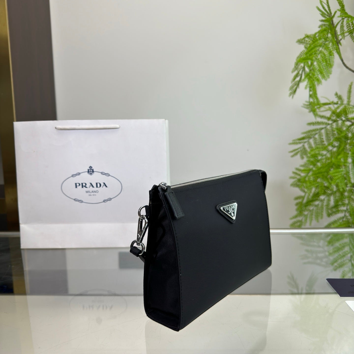 CLUTCH 25 IN BLACK RE-NYLON TRIANGLE LOGO