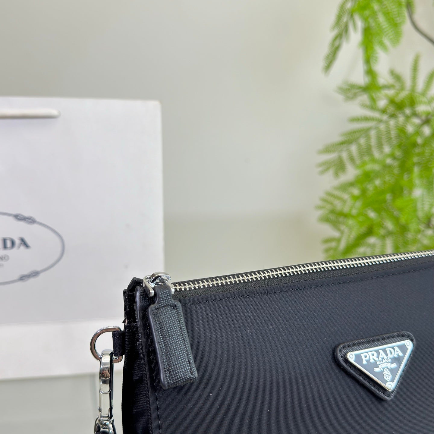 CLUTCH 25 IN BLACK RE-NYLON TRIANGLE LOGO