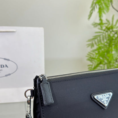 CLUTCH 25 IN BLACK RE-NYLON TRIANGLE LOGO