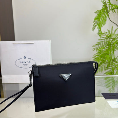 CLUTCH 25 IN BLACK RE-NYLON TRIANGLE LOGO