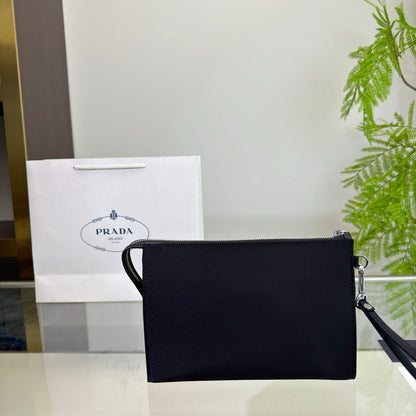 CLUTCH 25 IN BLACK RE-NYLON TRIANGLE LOGO