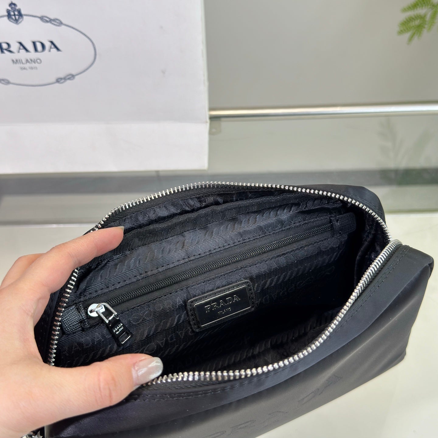 PRINTED LOGO CLUTCH 24 IN BLACK RE-NYLON